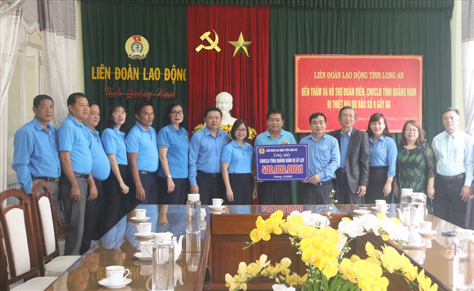 LĐLĐ tỉnh Long An đến thăm, hỗ trợ đoàn viên, CNVCLĐ tỉnh Quảng Nam do thiệt hại bão số 9 gây ra. Ảnh: Thanh Chung