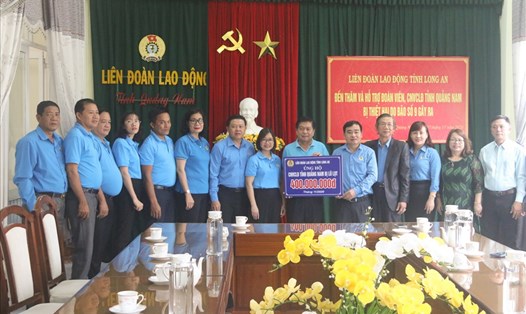LĐLĐ tỉnh Long An đến thăm, hỗ trợ đoàn viên, CNVCLĐ tỉnh Quảng Nam do thiệt hại bão số 9 gây ra. Ảnh: Thanh Chung