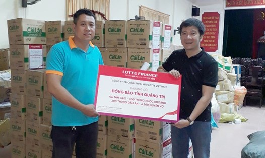 Đại diện UBMTTQVN  tỉnh Quảng Trị tiếp nhận sự ủng hộ tương thân tương ái của LOTTE Finance cùng tập thể CBNV