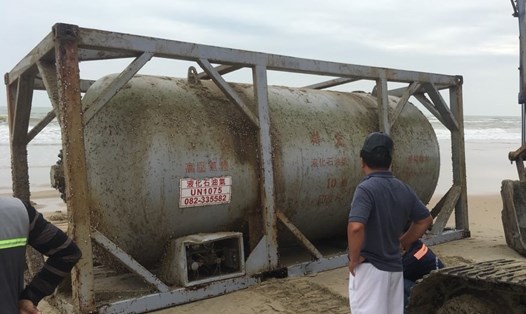 Bồn hóa chất in chữ Trung Quốc trôi dạt vào bờ biển Quảng Nam. Ảnh: Bộ đội Biên phòng