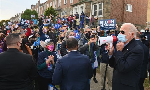 Ứng viên đảng Dân chủ Joe Biden phát biểu trước những người ủng hộ ở Philadelphia, Pennsylvania, hôm 3.11. Ảnh: AFP.