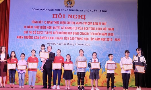 Ông Đinh Quốc Toản - Chủ tịch Công đoàn Các khu công nghiệp và chế xuất Hà Nội biểu dương con  công nhân viên chức lao động đạt thành tích cao trong học tập năm học 2019-2020. Ảnh: Mai Quý