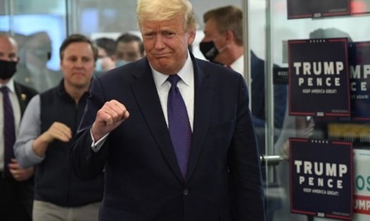 Tổng thống Mỹ Donald Trump thăm trụ sở nhóm vận động tranh cử của ông ở Arlington, Virginia, trong ngày bầu cử Mỹ 3.11. Ảnh: AFP.
