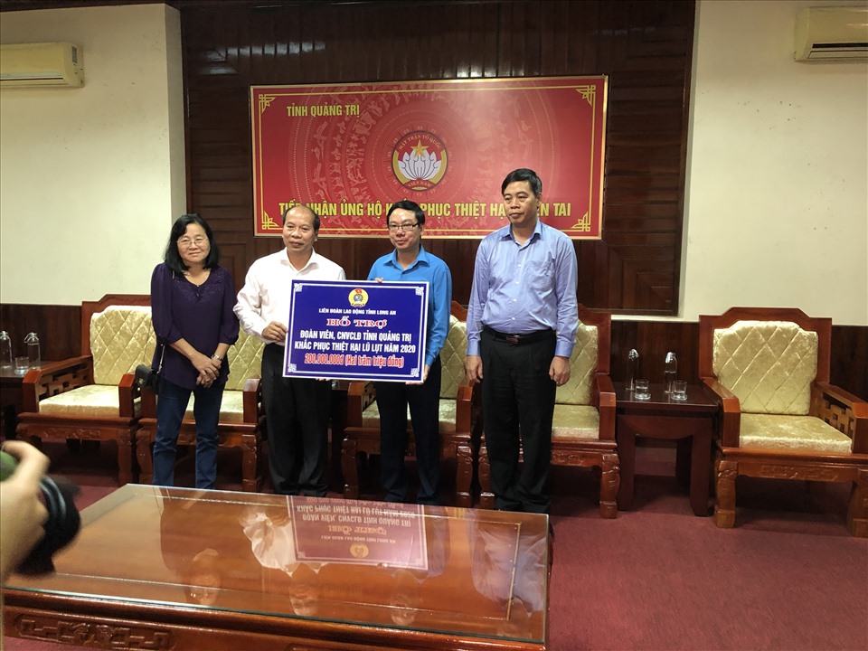 Ông Hoàng Đình Cán - Ủy viên Ban Thường vụ Tỉnh ủy Long An – Trưởng Ban Tuyên giáo Tỉnh ủy Long An – đã thừa ủy quyền của Ban Thường vụ LĐLĐ tỉnh Long An trao số tiền cứu trợ đến LĐLĐ tỉnh Quảng Trị. Ảnh: K.Q