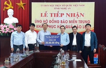 Thứ trưởng Lê Đình Thọ và Chủ tịch Công đoàn Đỗ Nga Việt trao Quỹ ủng hộ nhân dân bị lũ lụt tỉnh Nghệ An. Ảnh: BGT
