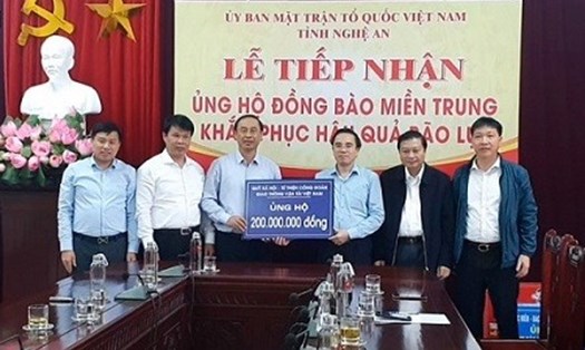 Thứ trưởng Lê Đình Thọ và Chủ tịch Công đoàn Đỗ Nga Việt trao Quỹ ủng hộ nhân dân bị lũ lụt tỉnh Nghệ An. Ảnh: BGT