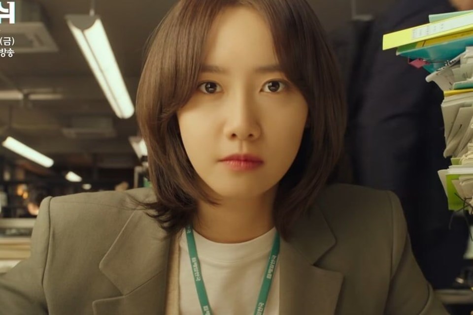 YoonA (SNSD) trong hình ảnh phóng viên thực tập. Ảnh cắt clip. YoonA (SNSD) trong hình ảnh phóng viên thực tập. Ảnh cắt clip.