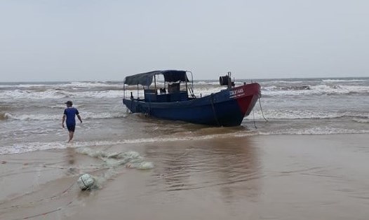 Chiếc tàu cá có dòng chữ Trung Quốc dạt vào bờ biển tỉnh Quảng Trị. Ảnh: BP.
