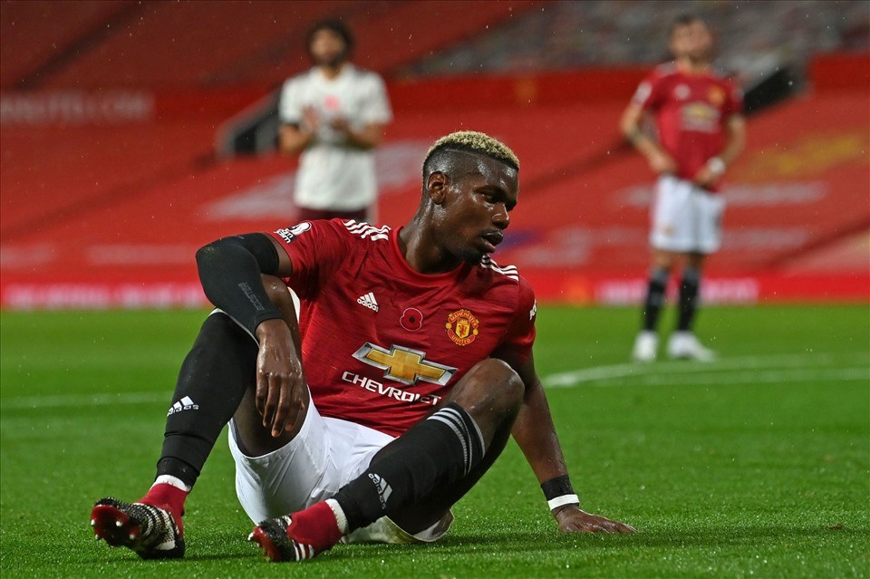 Paul Pogba rất không vui khi Man United sớm kích hoạt điều khoản gia hạn hợp đồng 1 năm với anh. Ảnh: AFP