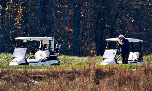 Tổng thống Donald Trump có mặt tại sân golf của ông ở Virginia trong trưa ngày 7.11. Ảnh: AFP.