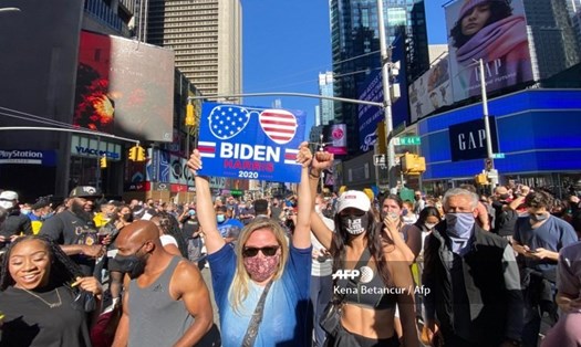 Bầu cử Mỹ: "Biển người" vỡ oà, tràn ra đường mừng ông Joe Biden đắc cử