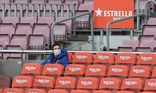 Sau 413 ngày, Lionel Messi mới lại ngồi dự bị ở Barca. Ảnh: AFP