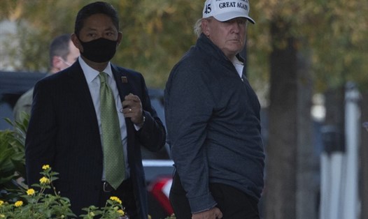 Ông Donald Trump trở về Nhà Trắng sau khi chơi golf hôm 7.11. Ảnh: AFP