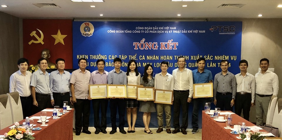 Khen thưởng các điển hình xuất sắc trong Dự án Bảo dưỡng Nhà máy lọc dầu Dung Quất. Ảnh: CĐ DK