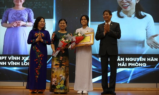 Ông Vũ Minh Đức, Chủ tịch Công đoàn Giáo dục Việt Nam và Thứ trưởng Bộ Giáo dục và Đào tạo Ngô Thị Minh trao tặng bằng khen cho tác giả có tác phẩm đạt giải Đặc biệt. Ảnh Lan Như