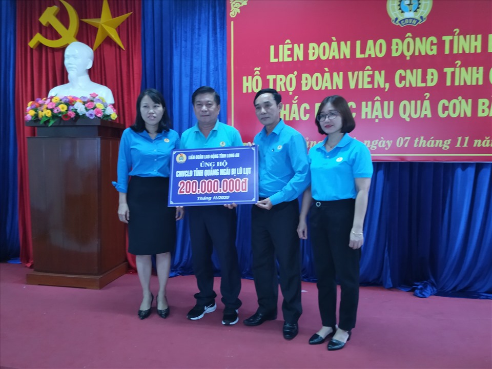 Trao tiền hỗ trợ người lao động tỉnh Quảng Ngãi bị ảnh hưởng do bão lũ, Ảnh: K.Q