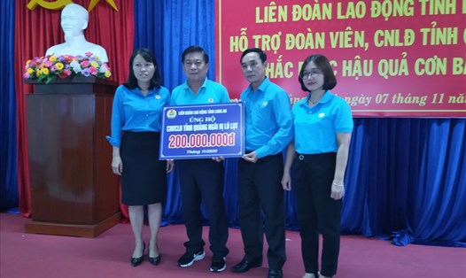 Trao tiền hỗ trợ người lao động tỉnh Quảng Ngãi bị ảnh hưởng do bão lũ, Ảnh: K.Q