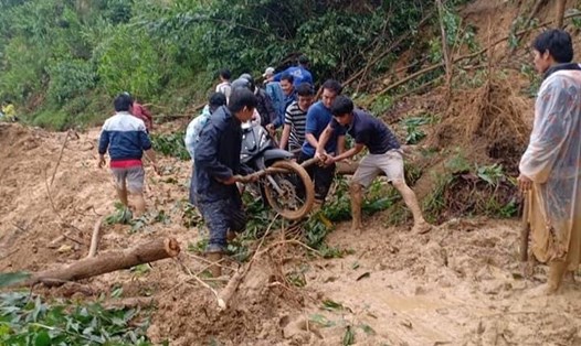 Giáo viên xã Trà Bui, huyện Bắc Trà My phải khiên xe máy, lội bùn đến trường.