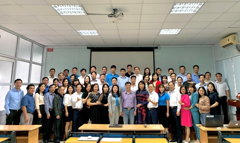 Các học viên cùng Ban Tổ chức lớp tập huấn. Ảnh: H.Thương