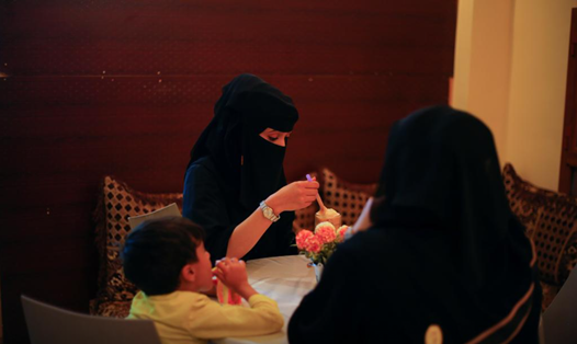 Yemen: Quán cà phê của phụ nữ, cho phụ nữ. Ảnh: Nusaibah Almuaalemi / REUTERS