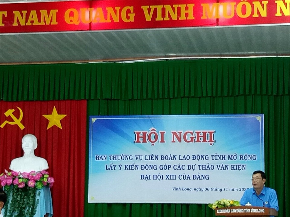 Chủ tịch LĐLĐ tỉnh Vĩnh Long phát biểu tại hội nghị lấy ý kiến đóng góp các dự thảo văn kiện Đại hội XIII của Đảng. Ảnh: Ngọc Long