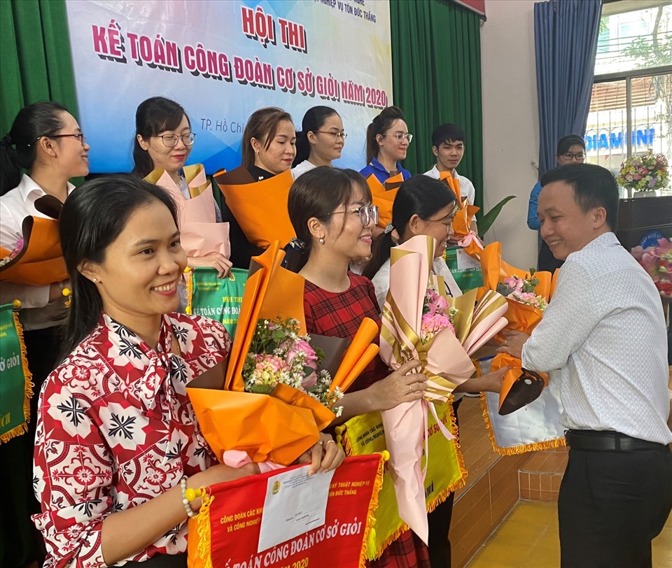 Đại diện LĐLĐ TPHCM tặng hoa cho các thí sinh tham gia hội thi. Ảnh Đức Long