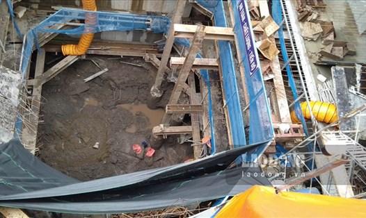 Nhà số 10 Phùng Hưng thi công tầng hầm gây sụt lún nứt tường nhà của các hộ liền kề. Ảnh: Phạm Đông