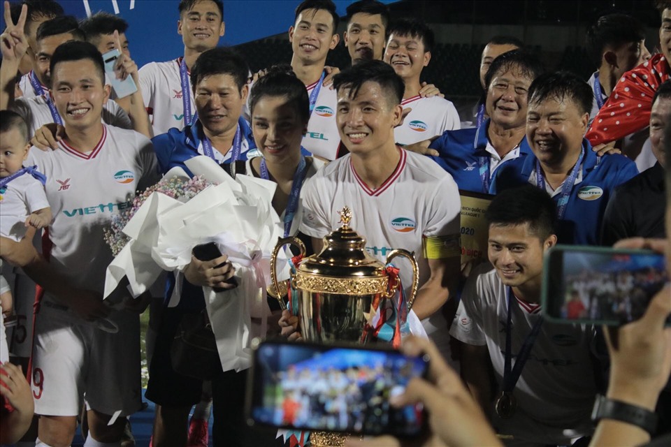 Bùi Tiến Dũng cầu hôn Khánh Linh sau chức vô địch V.League