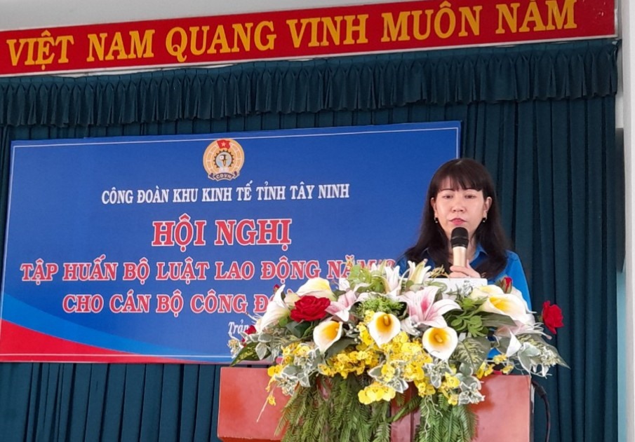Bà Nguyễn Thị Kim Liên - Chủ tịch Công đoàn Khu kinh tế tỉnh Tây Ninh báo cáo một số nội dung Bộ luật Lao động năm 2019. Ảnh LĐLĐ Tây Ninh