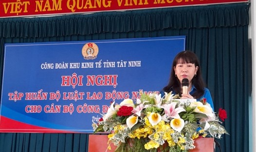 Bà Nguyễn Thị Kim Liên - Chủ tịch Công đoàn Khu kinh tế tỉnh Tây Ninh báo cáo một số nội dung Bộ luật Lao động năm 2019. Ảnh LĐLĐ Tây Ninh