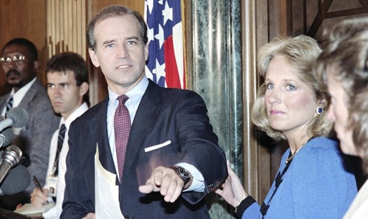 Ông Joe Biden khi là thượng nghị sĩ Mỹ thông báo sẽ rút khỏi cuộc đua trở thành ứng viên tổng thống của đảng Dân chủ tháng 9.1987 và vợ ông, bà Jill Biden, ở bên cạnh. Ảnh: AFP.