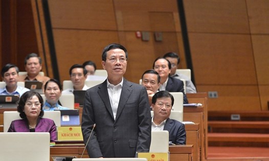 Bộ trưởng Thông tin và Truyền thông Nguyễn Mạnh Hùng trả lời câu hỏi chất vấn của đại biểu. Ảnh: Quốc hội