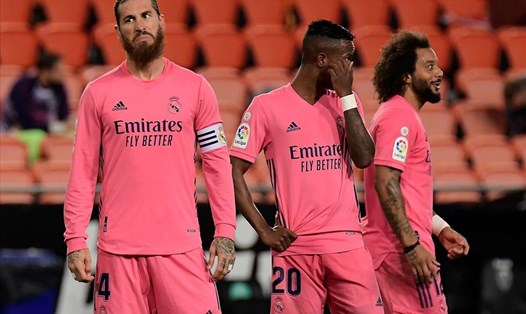 Sergio Ramos và hàng phòng ngự Real Madrid đã "biếu" Valencia đến 4 bàn thắng. Ảnh: AFP