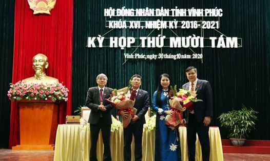 Ông Lê Duy Thành (thứ 2 bên trái) được bầu làm Chủ tịch UBND tỉnh Vĩnh Phúc. Ảnh: Vinhphuc.gov.vn