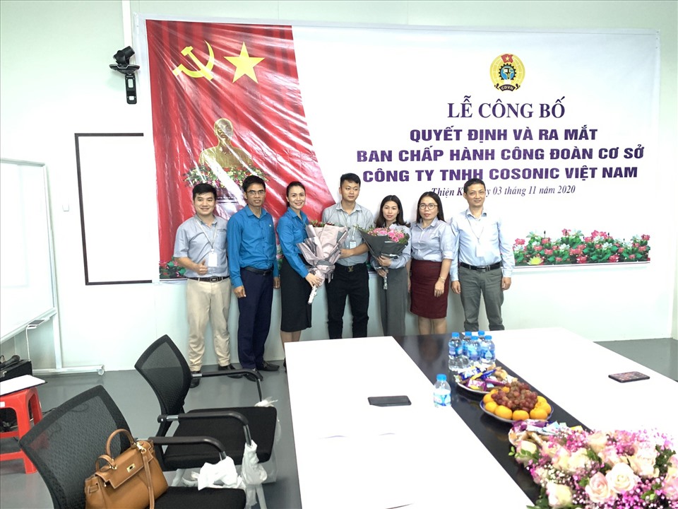 Công đoàn các Khu công nghiệp tỉnh Vĩnh Phúc chúc mừng Ban chấp hành Công đoàn cơ sở Công ty TNHH Cosonic Việt Nam. Ảnh: Trương Hạnh.