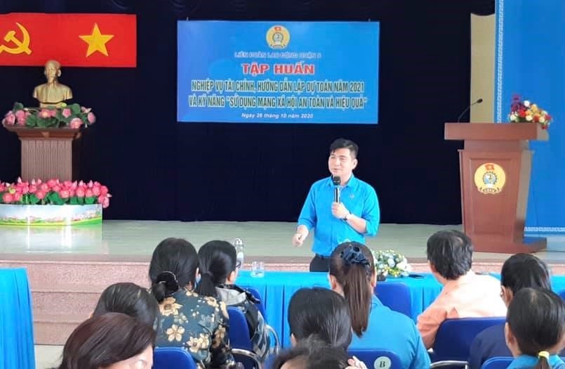 Ông Nguyễn Trọng Nghĩa, Chủ tịch LĐLĐ Quận 8 đang tập huấn cho các cán bộ công đoàn cơ sở. Ảnh Đức Long