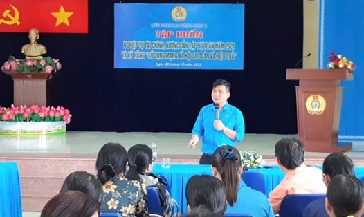 Ông Nguyễn Trọng Nghĩa, Chủ tịch LĐLĐ Quận 8 đang tập huấn cho các cán bộ công đoàn cơ sở. Ảnh Đức Long