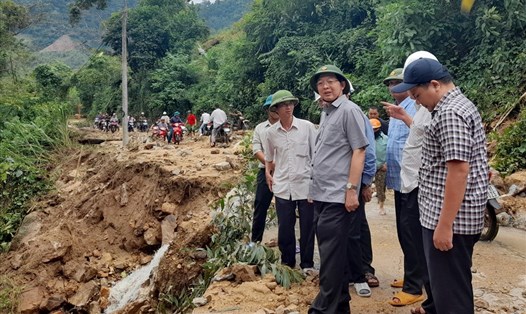 Lãnh đạo tỉnh Bình Định triển tra tình hình sạt lở trên địa bàn huyện Vĩnh Thạnh. Ảnh Nguyễn Tri