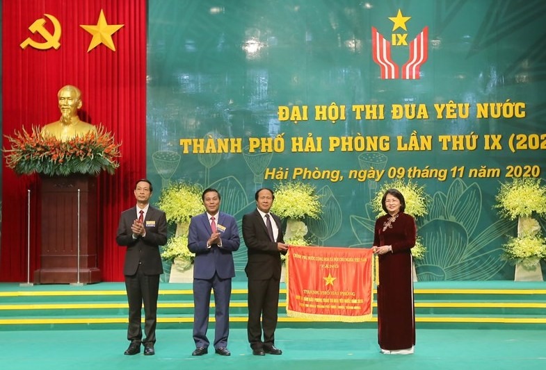 Phó Chủ tịch Nước Đặng Thị Ngọc Thịnh trao cờ thi đua của Chính phủ cho thành phố Hải Phòng. Ảnh HP
