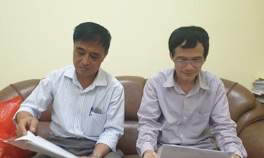 Ông Chu Hồng Điệp (trái) và ông Đặng Văn Quang trong buổi làm việc và cung cấp hồ sơ cho PV Báo Lao Động vào tháng 5.2020. Ảnh: Trần Tuấn.