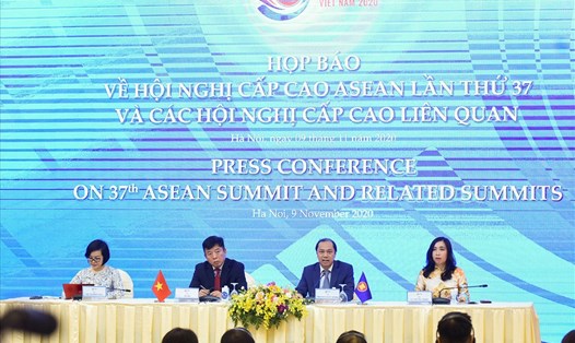 Thứ trưởng Nguyễn Quốc Dũng chủ trì họp báo Hội nghị Cấp cao ASEAN 37 và các hội nghị liên quan chiều 9.11. Ảnh: Nhật Hạ.