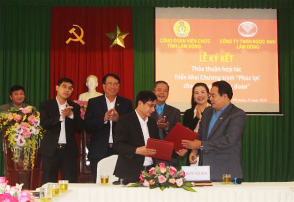 Công đoàn Viên chức tỉnh Lâm Đồng ký kết thỏa thuận hợp tác với Công ty TNHH Ngọc Anh Lâm Đồng. Ảnh: Sỹ Phạm