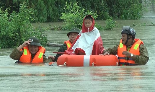 Lực lượng CAND hỗ trợ, giúp đỡ người dân trong mưa lũ. Ảnh VGP