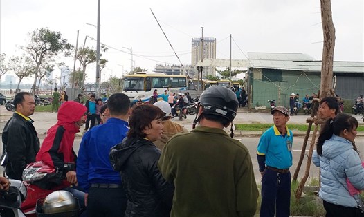 Hơn 100 người lao động của hệ thống xe buýt công cộng Đà Nẵng ngưng việc tập thể vì bị nợ lương hơn 4 tháng. 
Ảnh: Thuỳ Trang