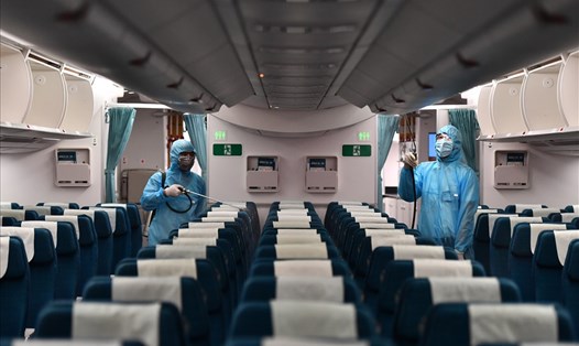Phun khử khuẩn sau mỗi chuyến bay đưa công dân Việt Nam về nước. Ảnh ĐT