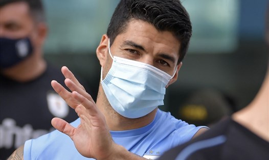Luis Suarez phải chờ kết quả xét nghiệm COVID-19 trong ngày hôm nay để biết chắc có thể ra sân thi đấu hay không. Ảnh: AFP