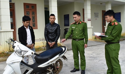 Hai đối tượng Quách Văn Hoàn và Nguyễn Quốc Cường bị bắt giữ về hành vi cướp giật tài sản. Ảnh: NT