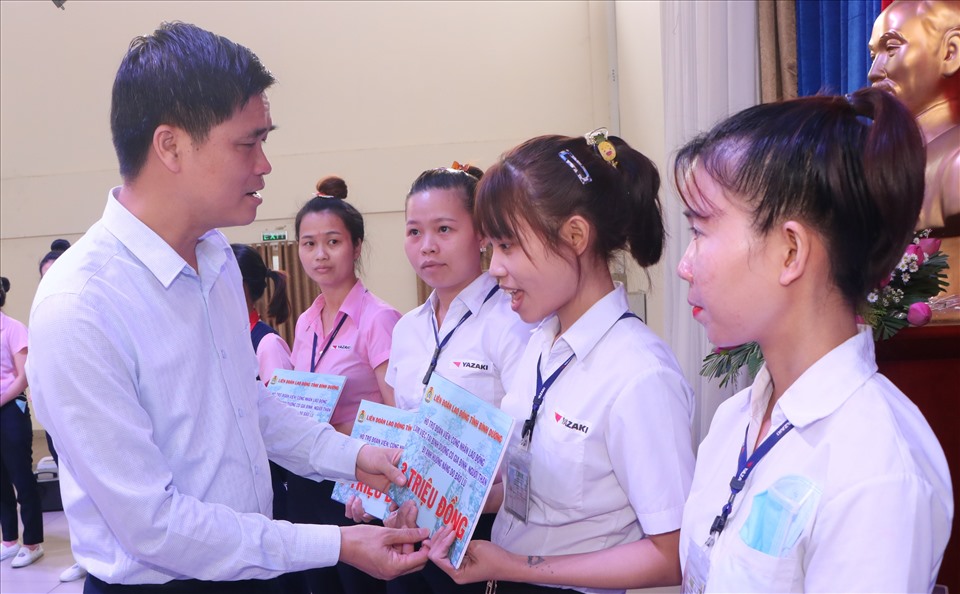 Ông Ngọ Duy Hiểu - Phó Chủ tịch Tổng Liên đoàn Lao động Việt Nam,  trao hỗ trợ cho gia đình công nhân lao động bị thiệt hại do bão lũ. Ảnh: Đình Trọng