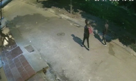 Camera an ninh ghi lại hình ảnh Vũ Như Hoàng vào nhà nghỉ trước khi bóp cổ bạn gái. Ảnh cắt từ clip (D.Hiệp).