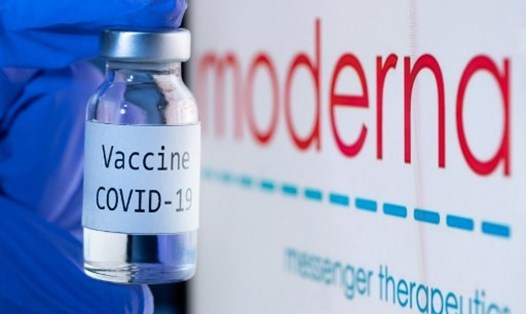 Lọ có chữ "Vaccine COVID-19" bên cạnh logo của công ty công nghệ sinh học Moderna. Ảnh: AFP.